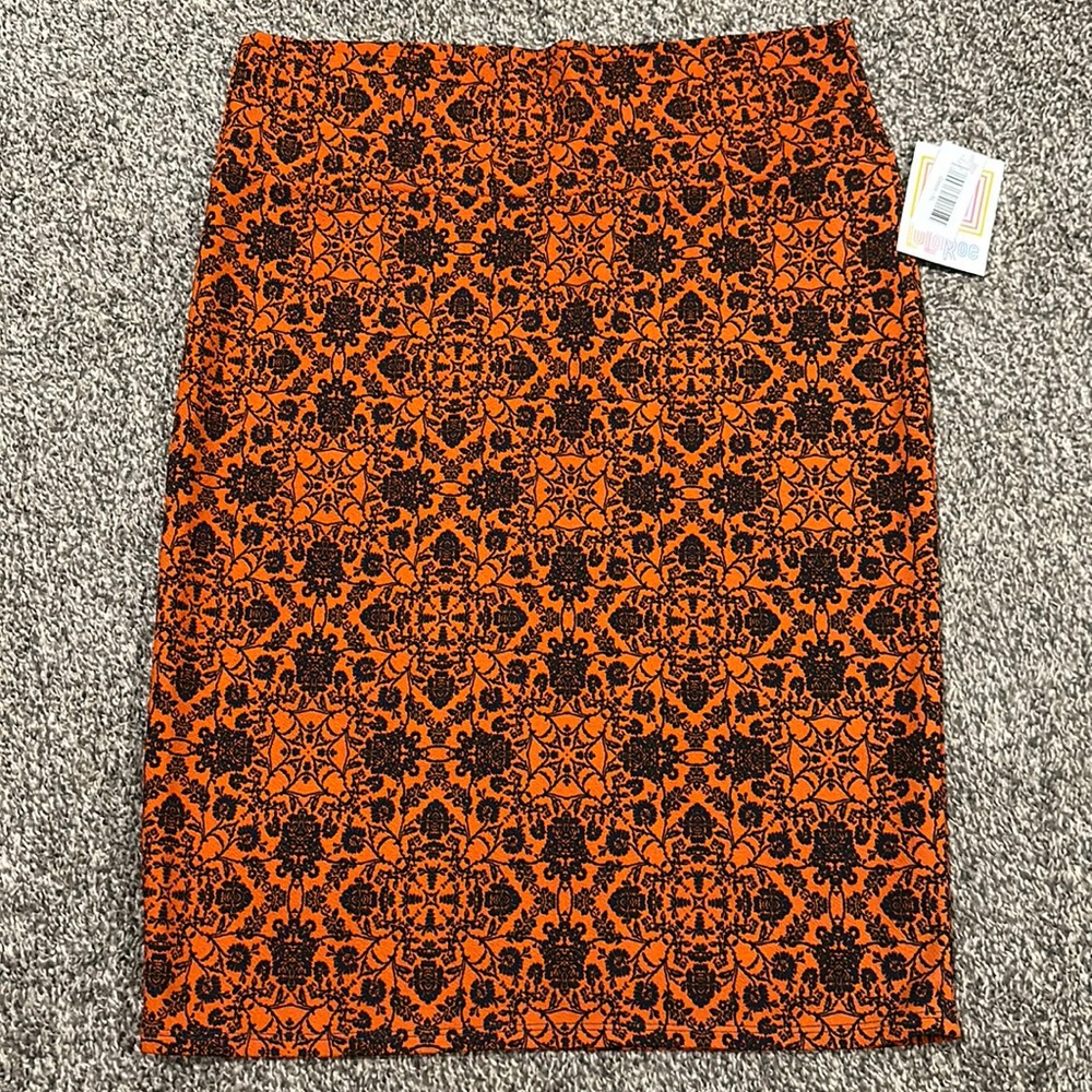 Red printed lularoe skirt *darker pics show actual color*